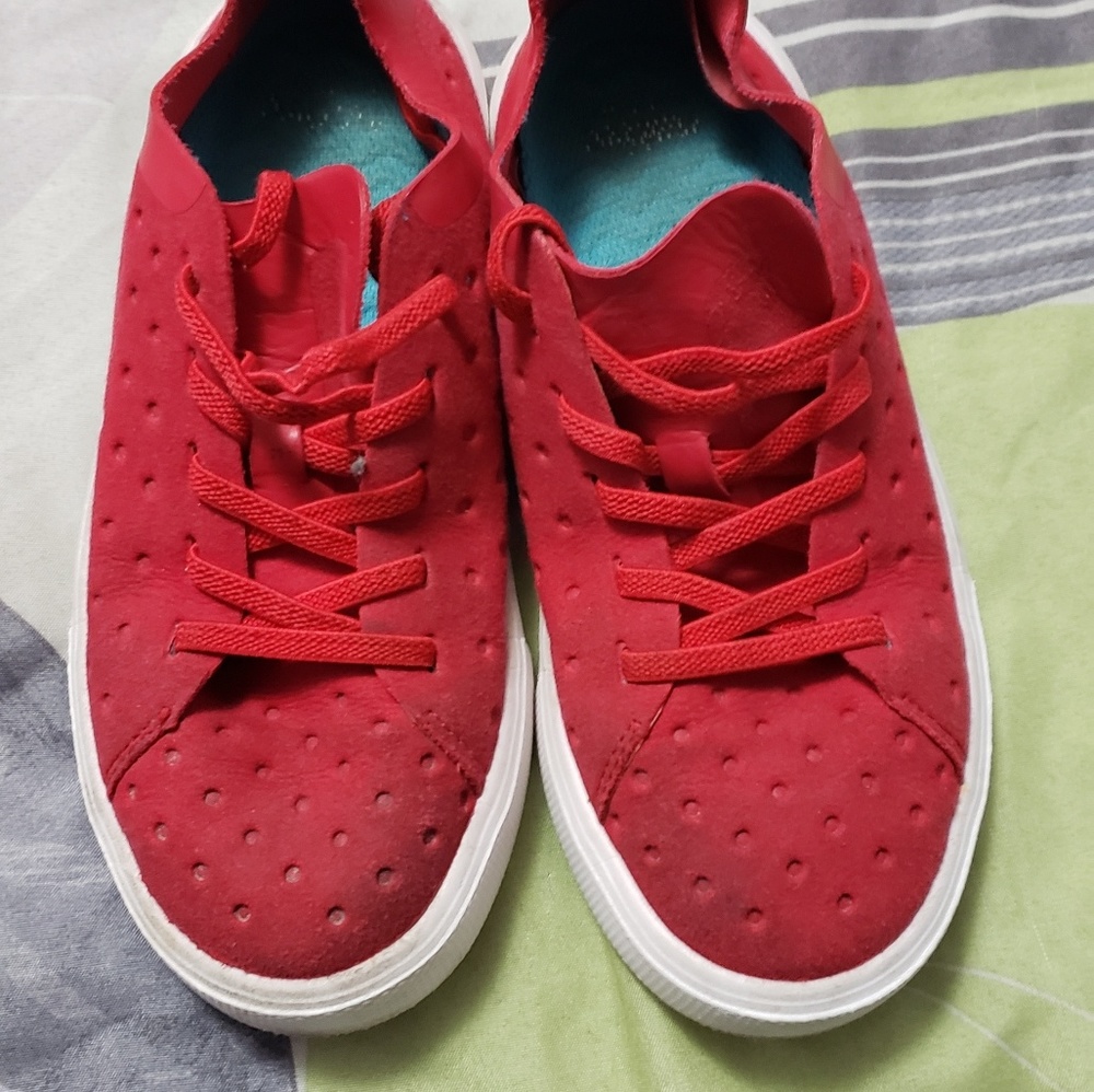 Ligh weight red sneakers